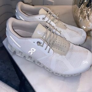 ON CLOUD -  Cloud 5 Running Shoe